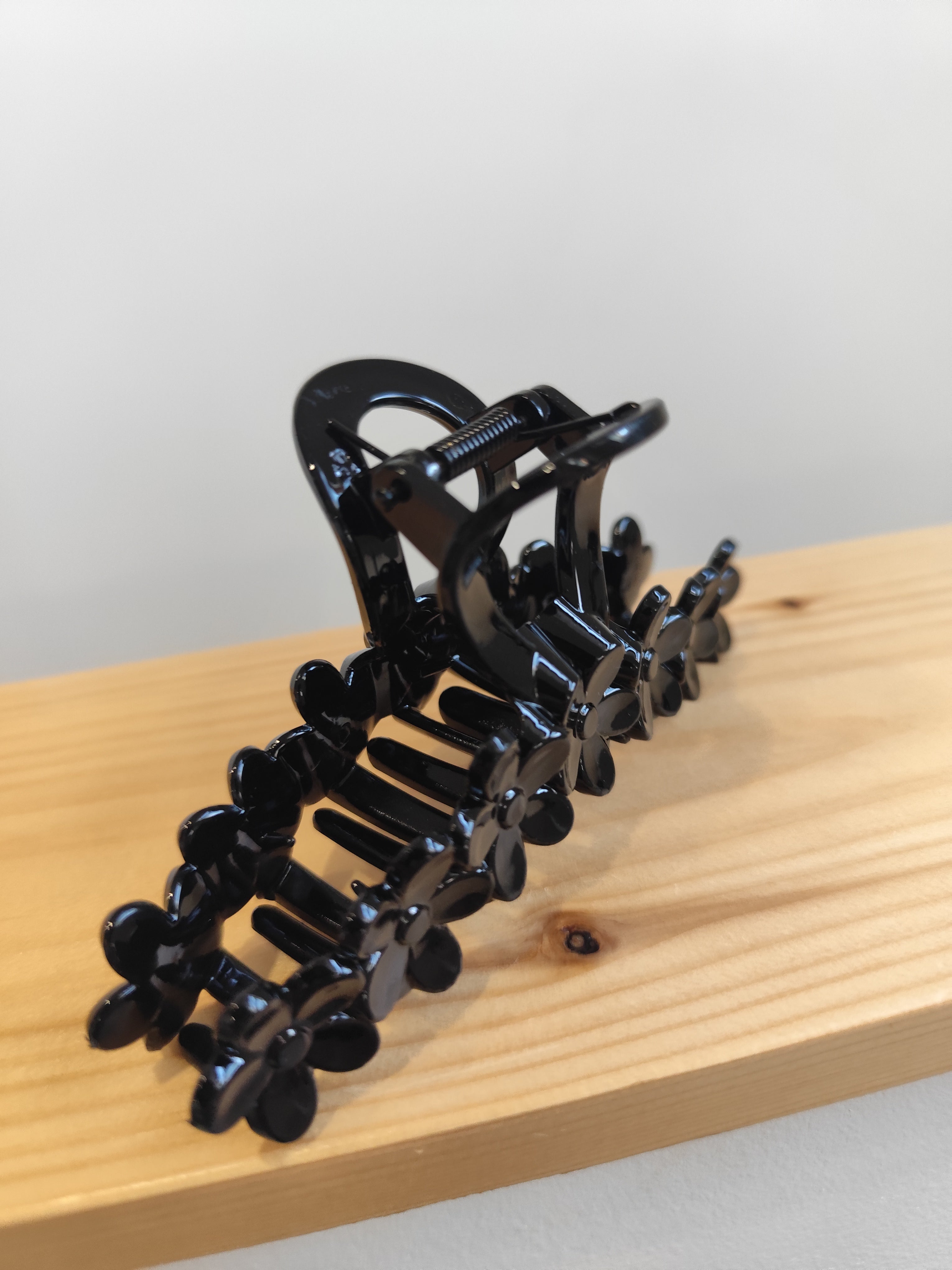 Pince à cheveux noire avec fleurs – 12 cm