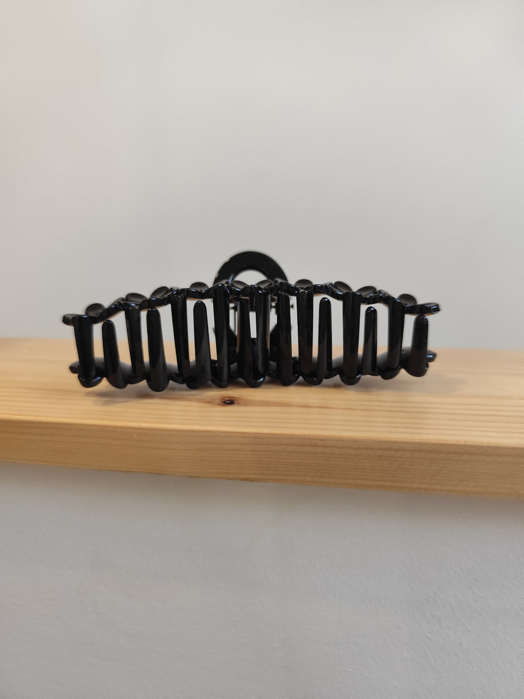 Pince à cheveux noire avec fleurs – 12 cm