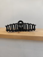 Pince à cheveux noire avec fleurs – 12 cm